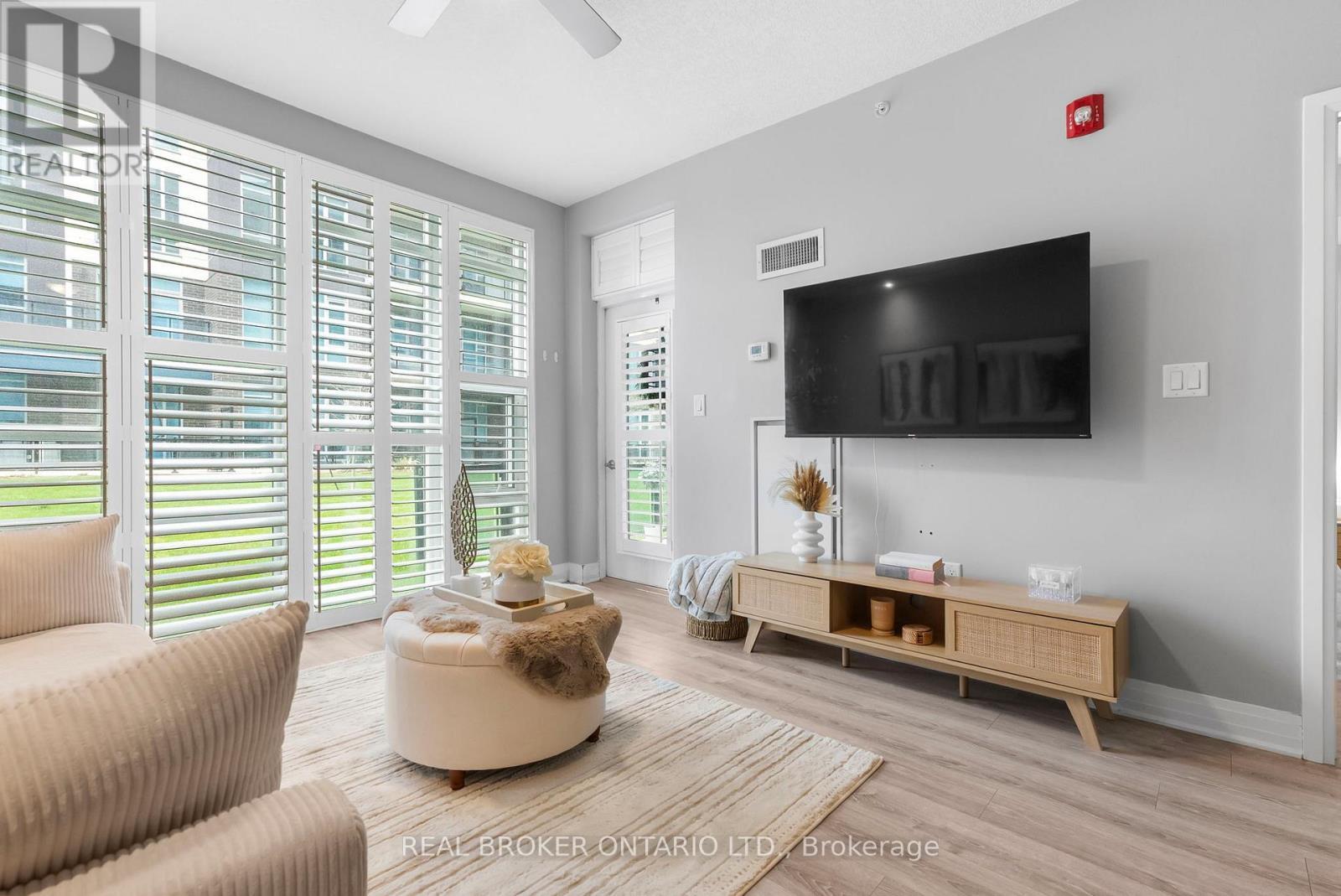 110 - 10 Concord Place W, Grimsby, ON - Indoor Photo Showing Living Room