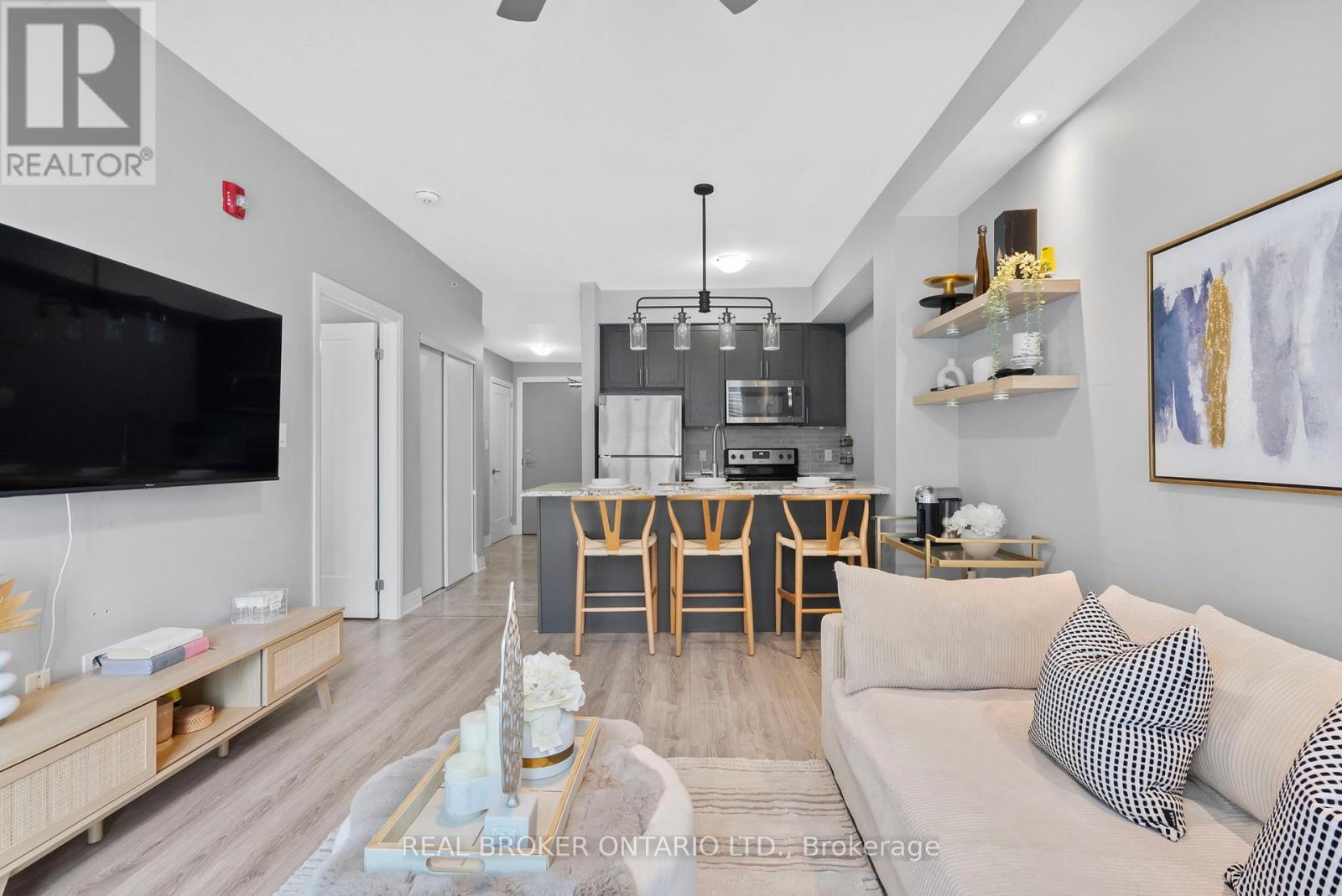 110 - 10 Concord Place W, Grimsby, ON - Indoor Photo Showing Living Room