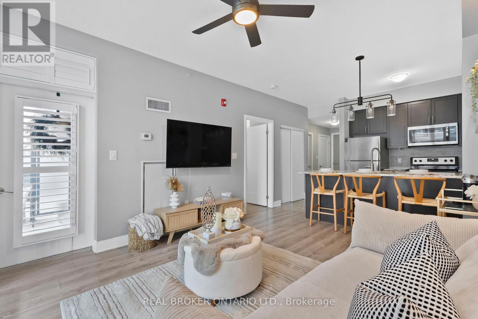 110 - 10 Concord Place W, Grimsby, ON - Indoor Photo Showing Living Room