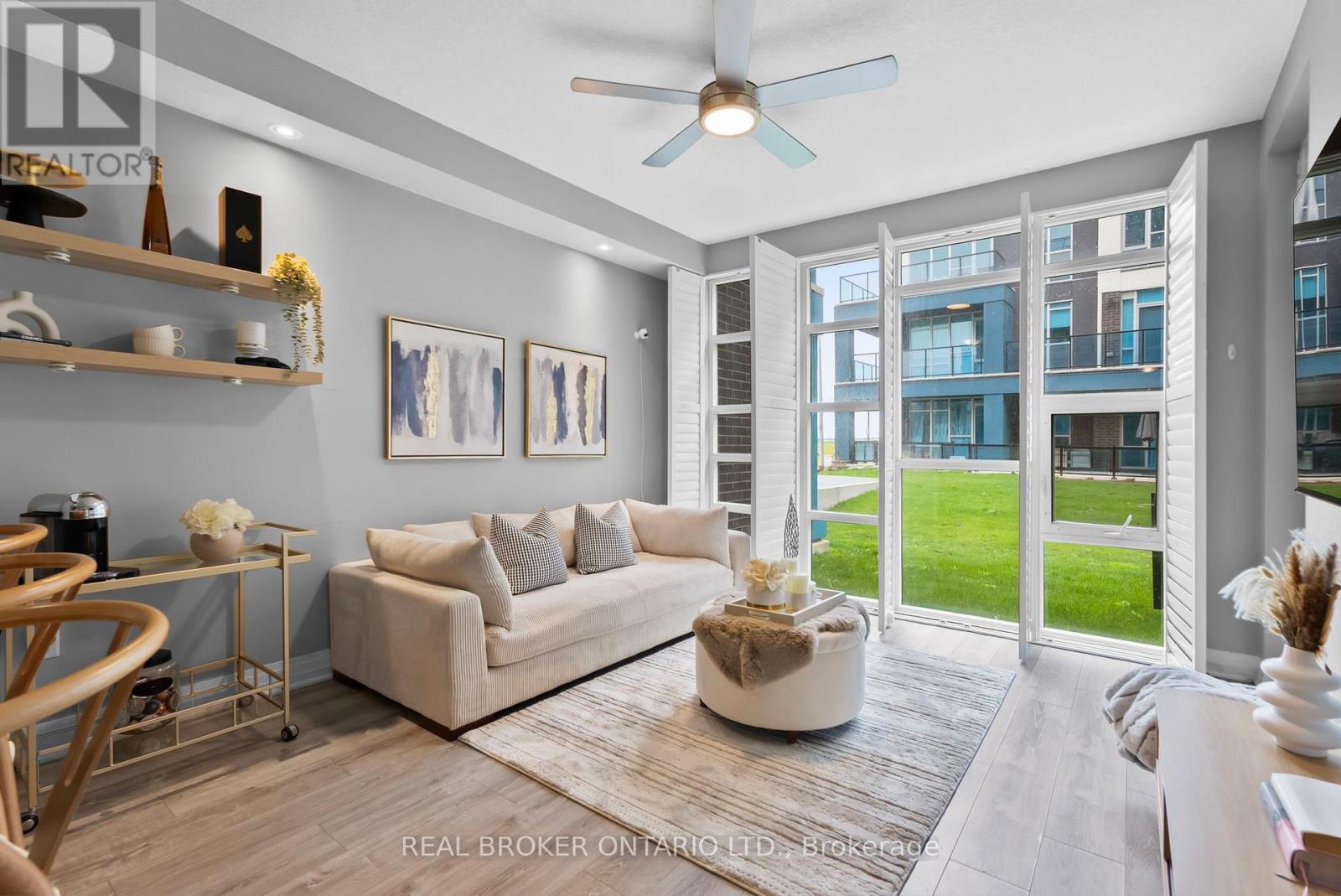 110 - 10 Concord Place W, Grimsby, ON - Indoor