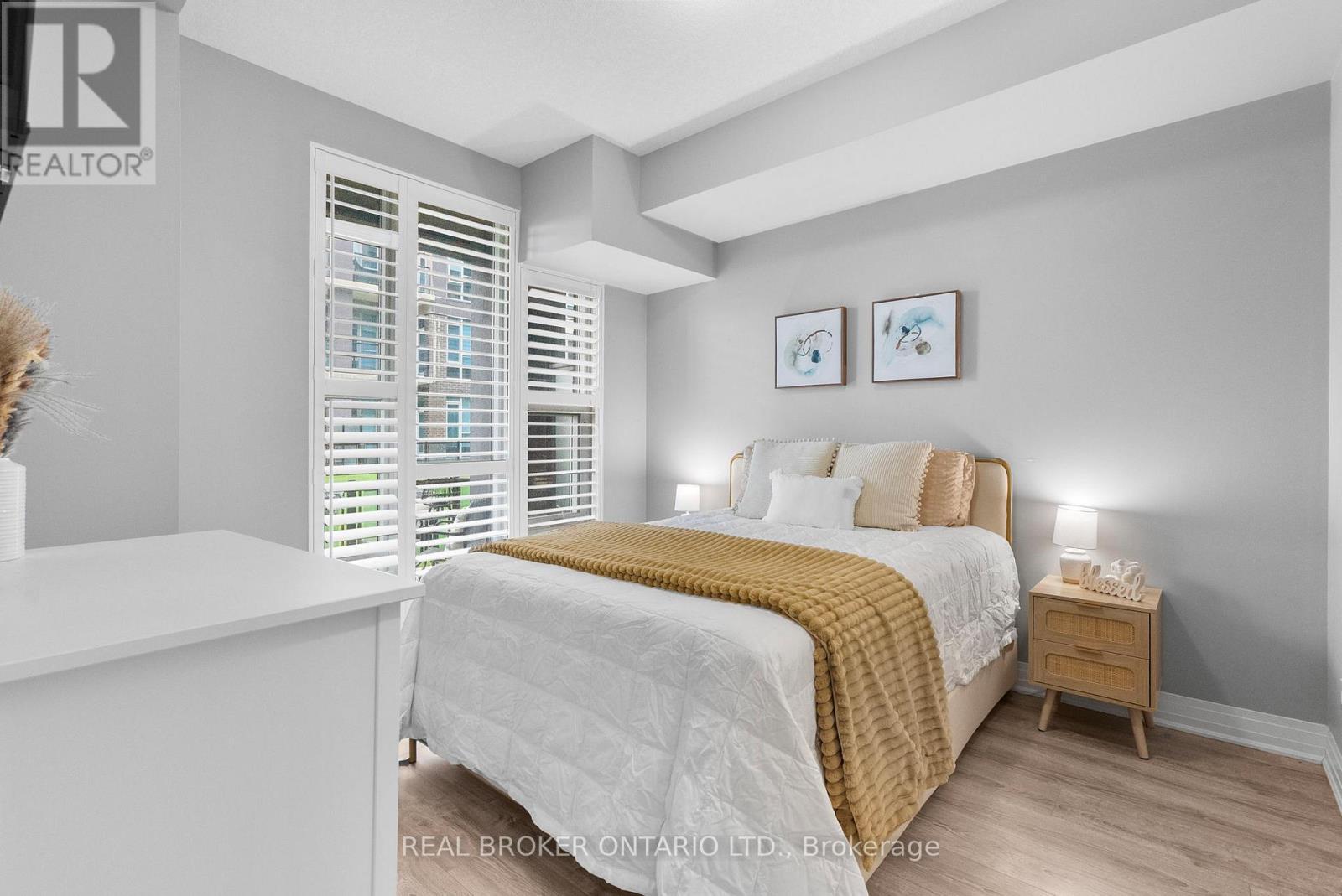 110 - 10 Concord Place W, Grimsby, ON - Indoor Photo Showing Bedroom