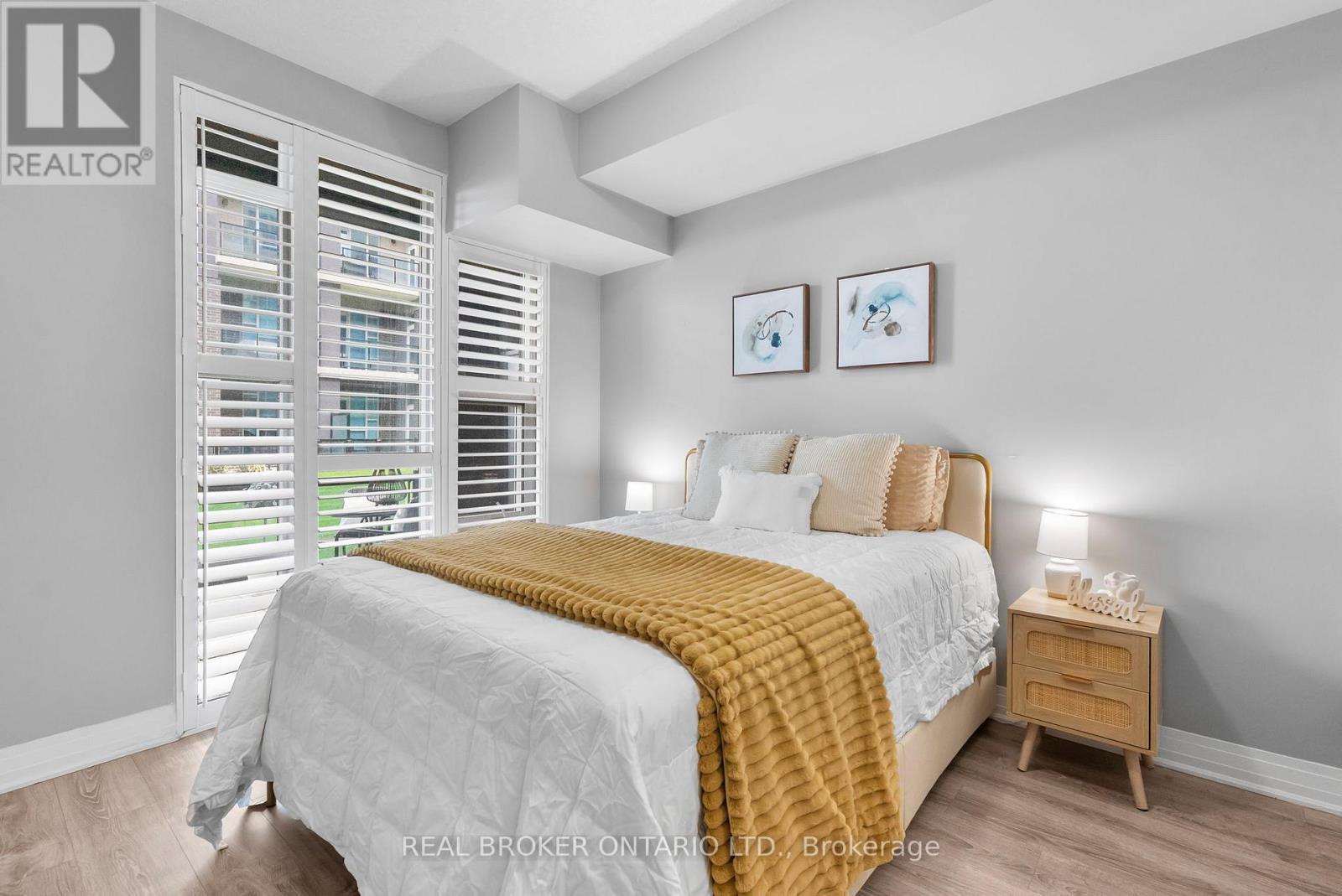 110 - 10 Concord Place W, Grimsby, ON - Indoor Photo Showing Bedroom