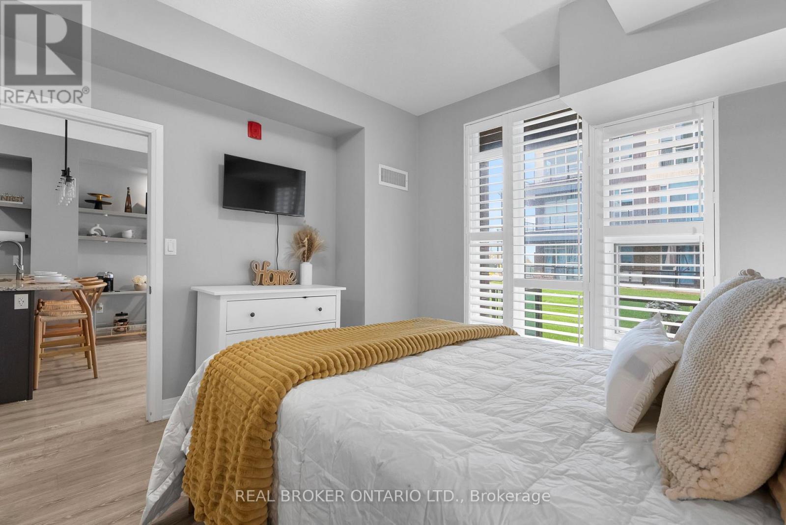 110 - 10 Concord Place W, Grimsby, ON - Indoor Photo Showing Bedroom