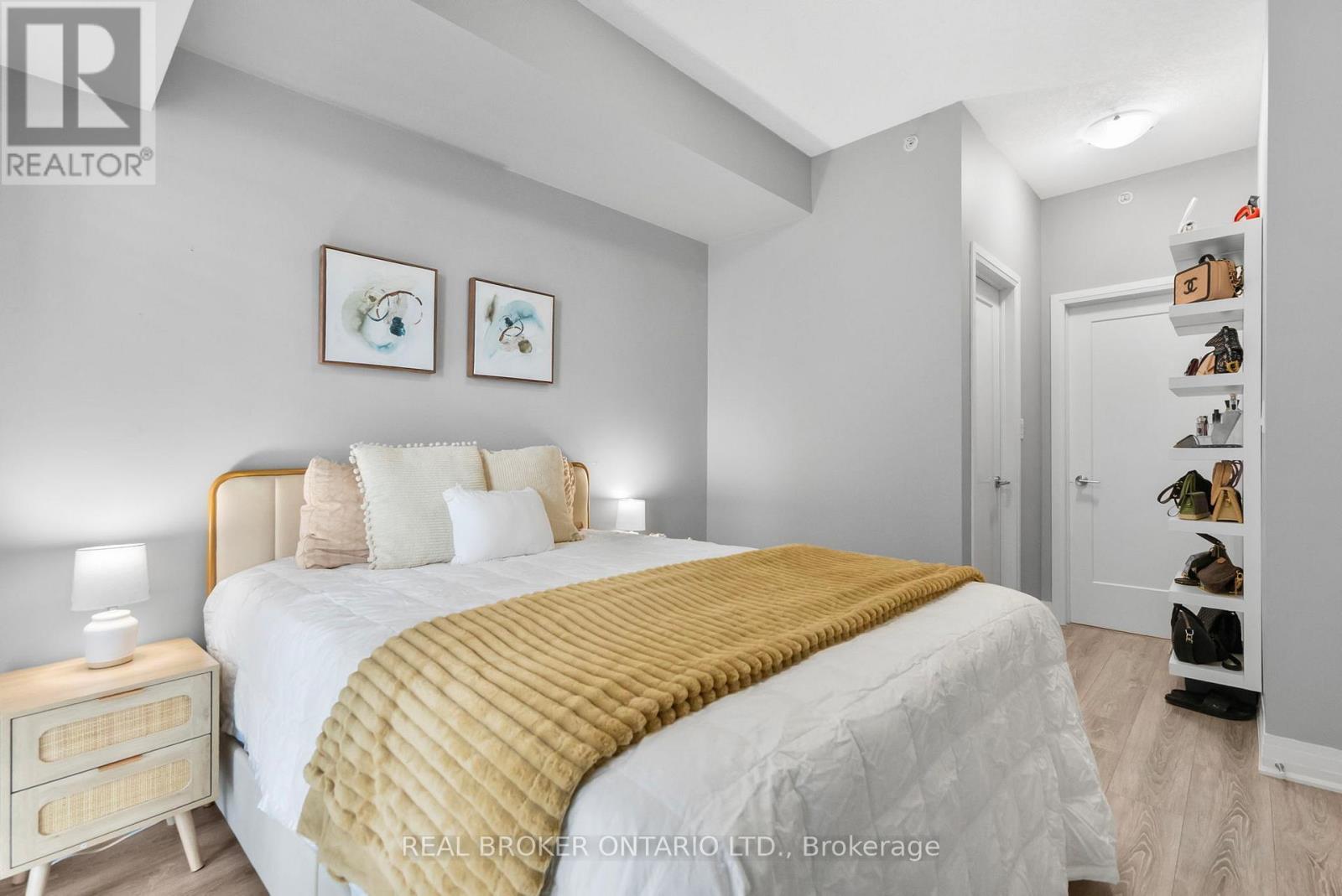 110 - 10 Concord Place W, Grimsby, ON - Indoor Photo Showing Bedroom