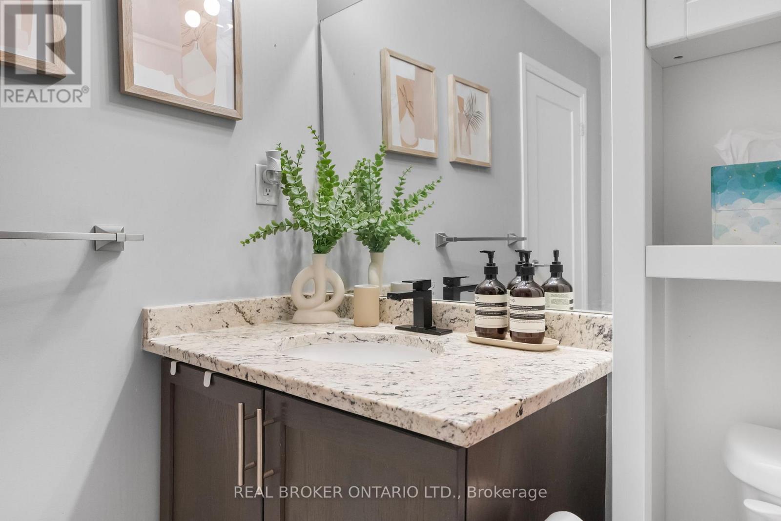 110 - 10 Concord Place W, Grimsby, ON - Indoor Photo Showing Bathroom