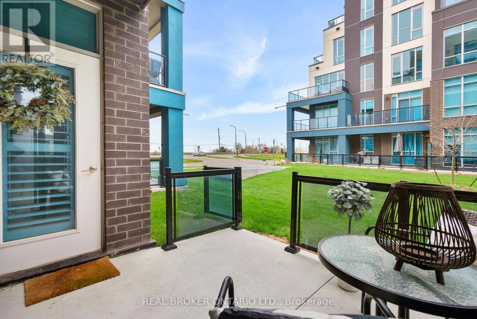 110 - 10 Concord Place W, Grimsby, ON - Outdoor