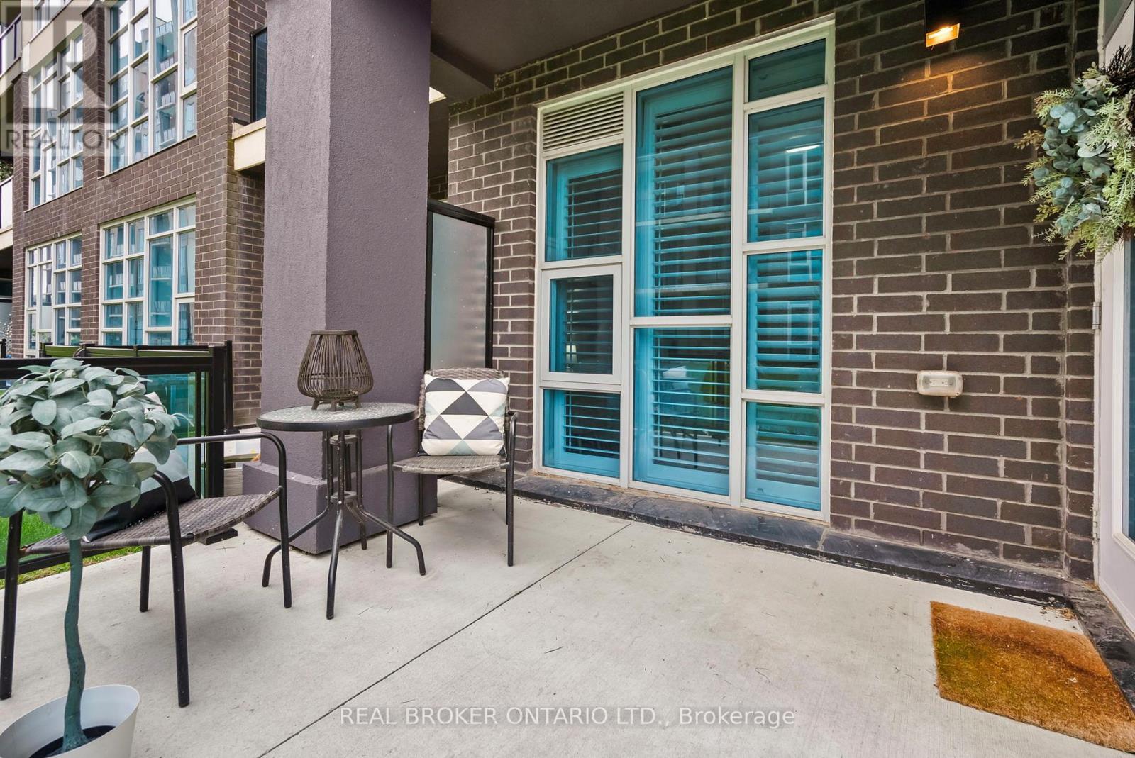 110 - 10 Concord Place W, Grimsby, ON - Outdoor