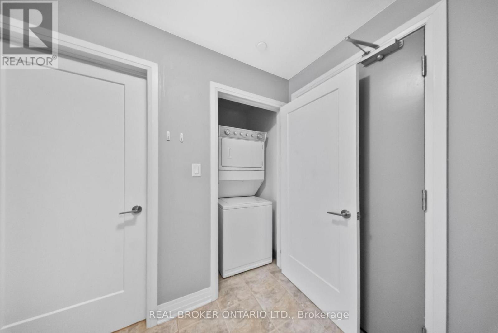 110 - 10 Concord Place W, Grimsby, ON - Indoor Photo Showing Laundry Room