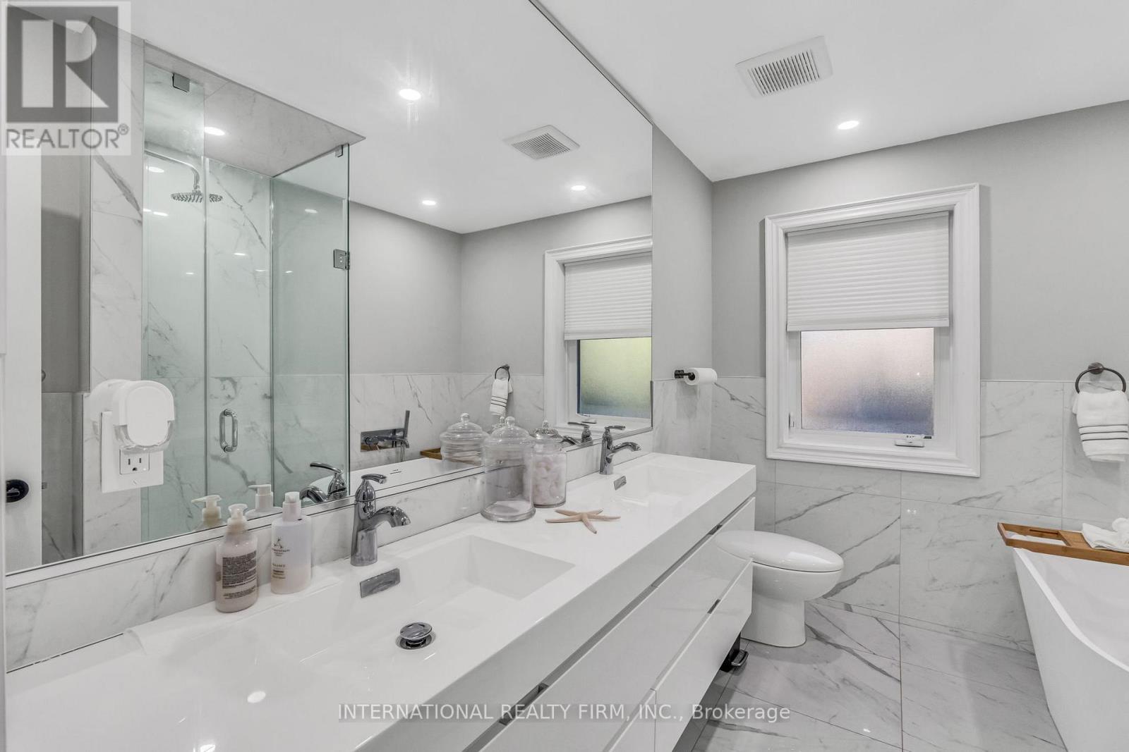 4 pce Bathroom with separate shower and soaker tub - 1049 Indian Road, Mississauga, ON - Indoor Photo Showing Bathroom