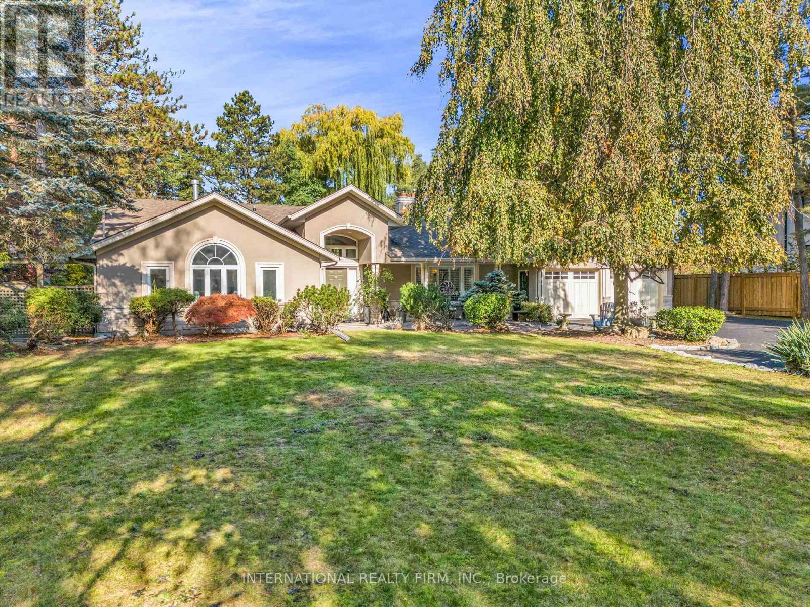 Front lawn area good distance from roadway - 1049 Indian Road, Mississauga, ON - Outdoor