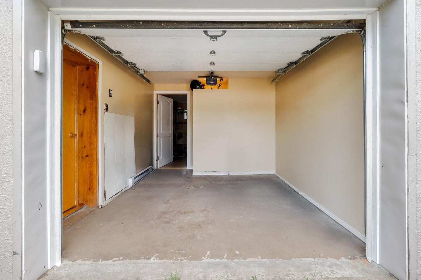 Garage - 2010 Rue Mayfield, Laval (Chomedey), QC - Photo Showing Other Room