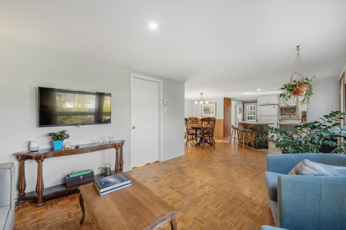 Vue d'ensemble - 8064 Route Sir-Wilfrid-Laurier, Mirabel, QC - Indoor Photo Showing Living Room