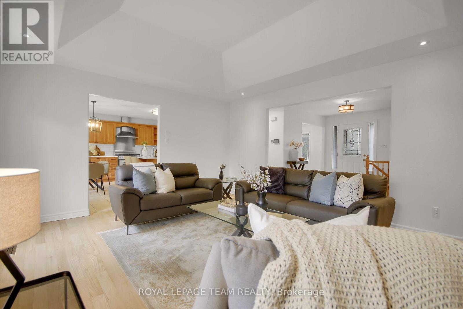 5719 Stuewe Drive, Ottawa, ON - Indoor Photo Showing Living Room