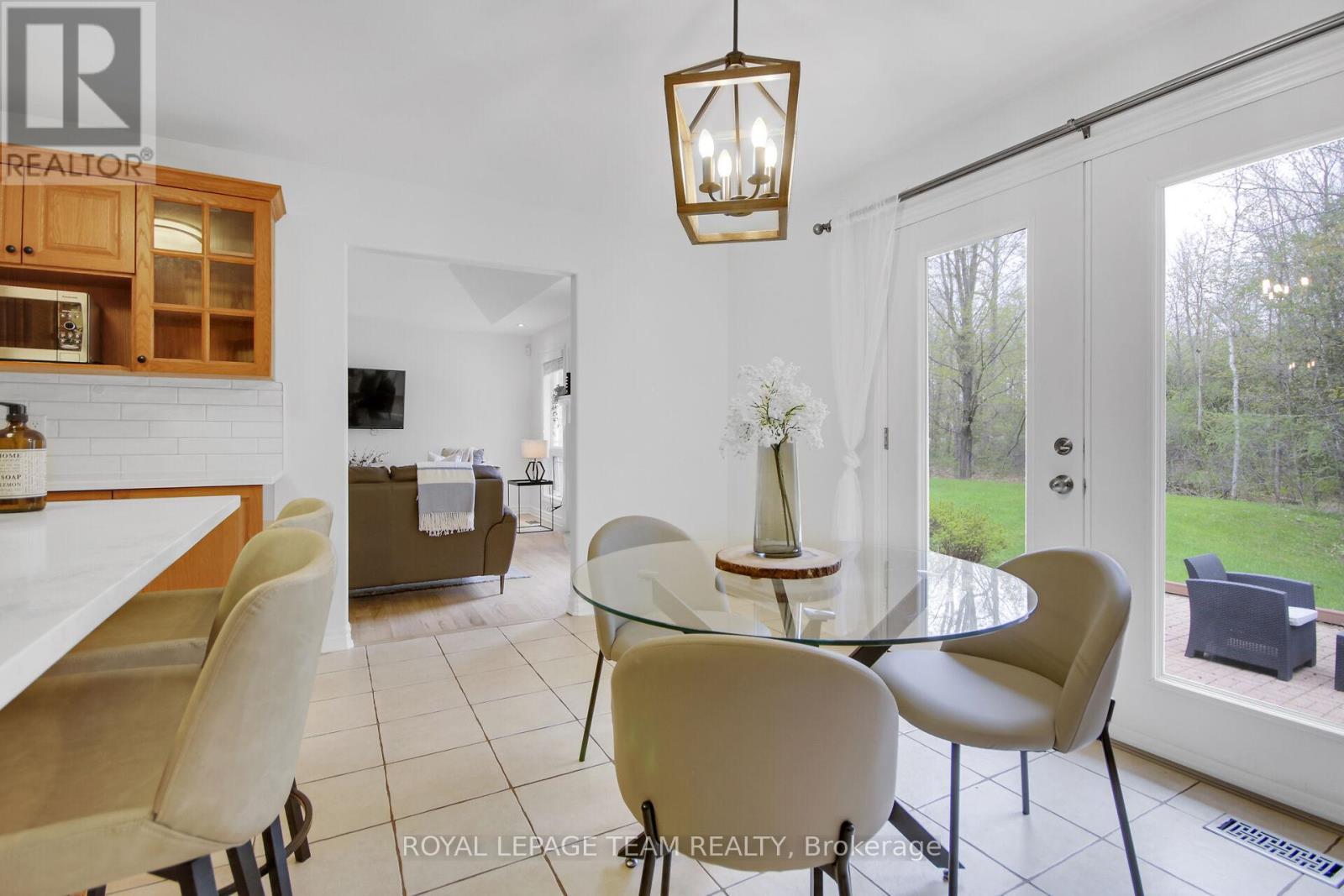 5719 Stuewe Drive, Ottawa, ON - Indoor Photo Showing Dining Room