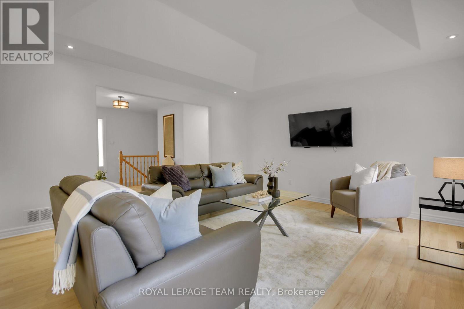 5719 Stuewe Drive, Ottawa, ON - Indoor Photo Showing Living Room