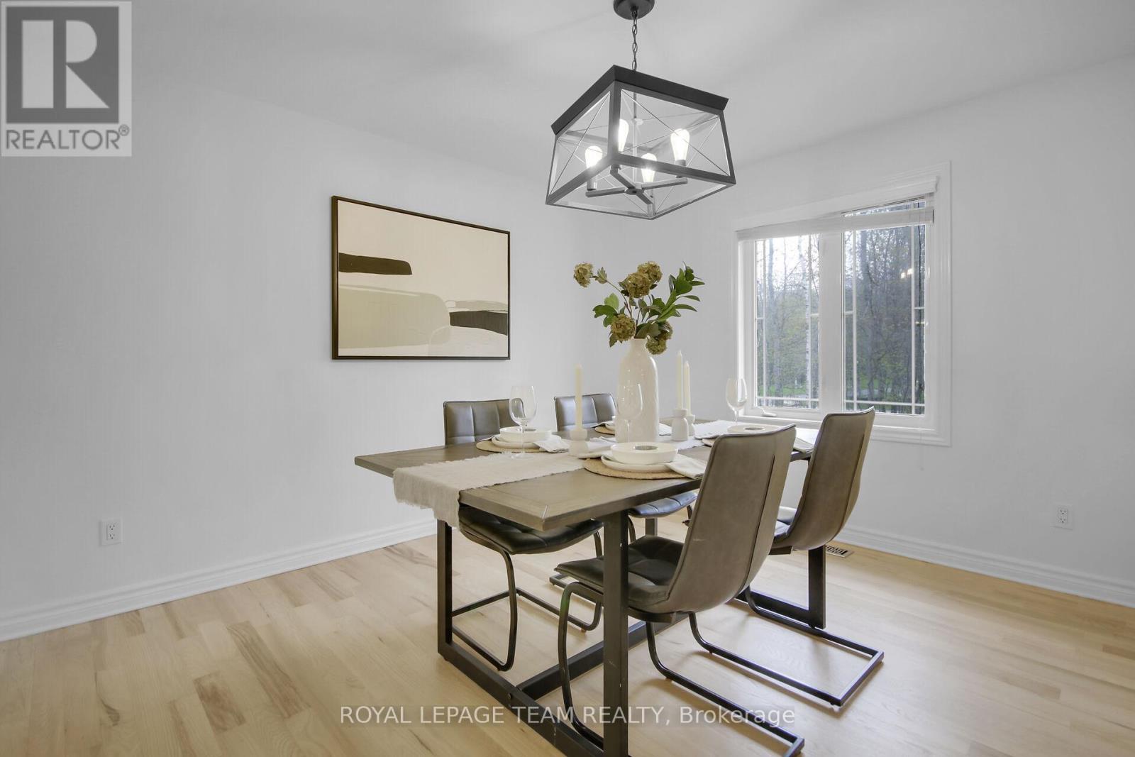 5719 Stuewe Drive, Ottawa, ON - Indoor Photo Showing Dining Room