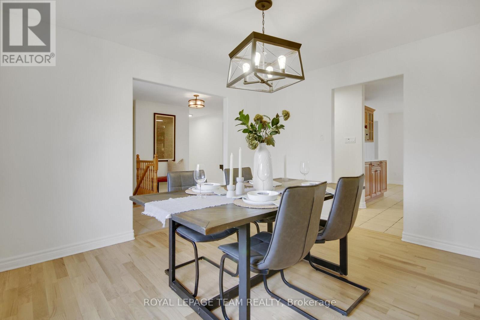 5719 Stuewe Drive, Ottawa, ON - Indoor Photo Showing Dining Room