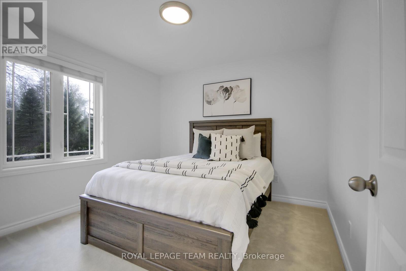 5719 Stuewe Drive, Ottawa, ON - Indoor Photo Showing Bedroom