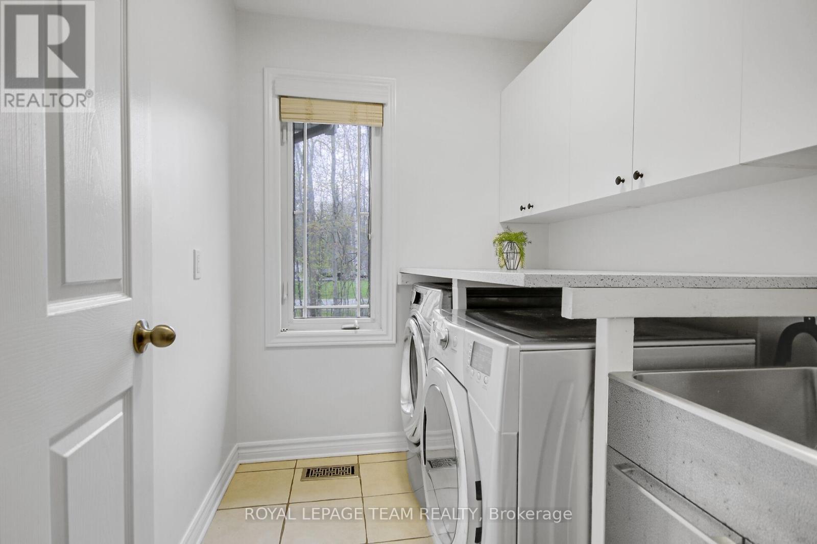 5719 Stuewe Drive, Ottawa, ON - Indoor Photo Showing Laundry Room