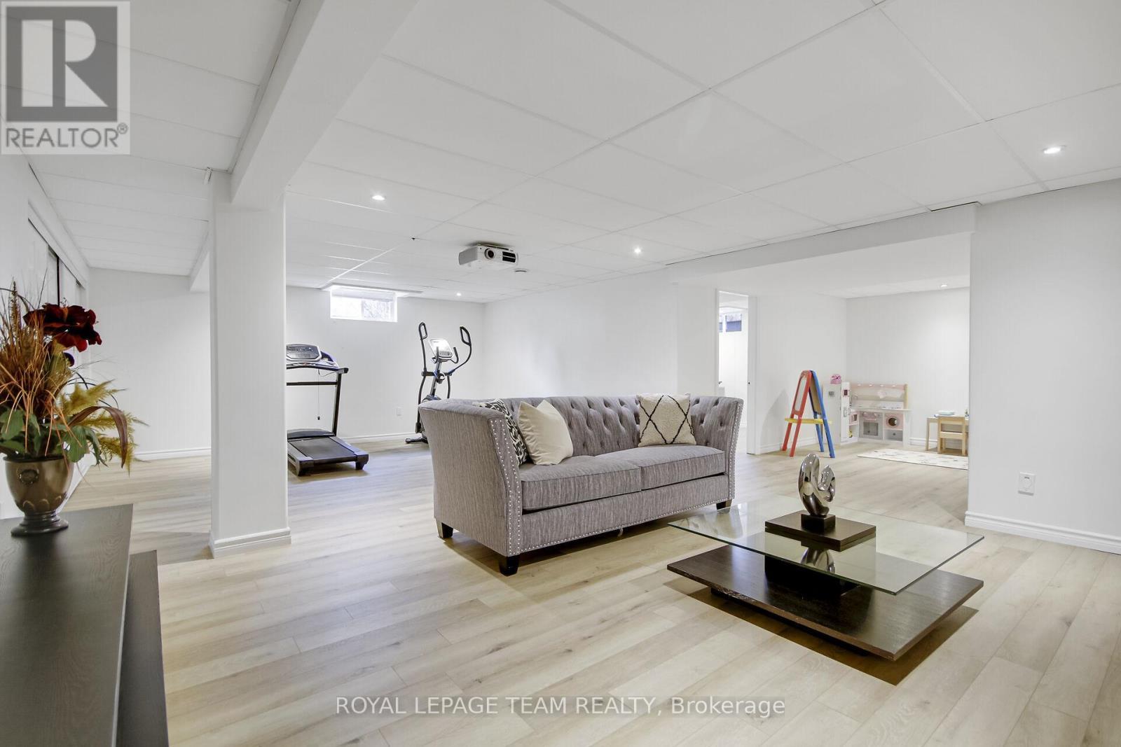 5719 Stuewe Drive, Ottawa, ON - Indoor Photo Showing Living Room