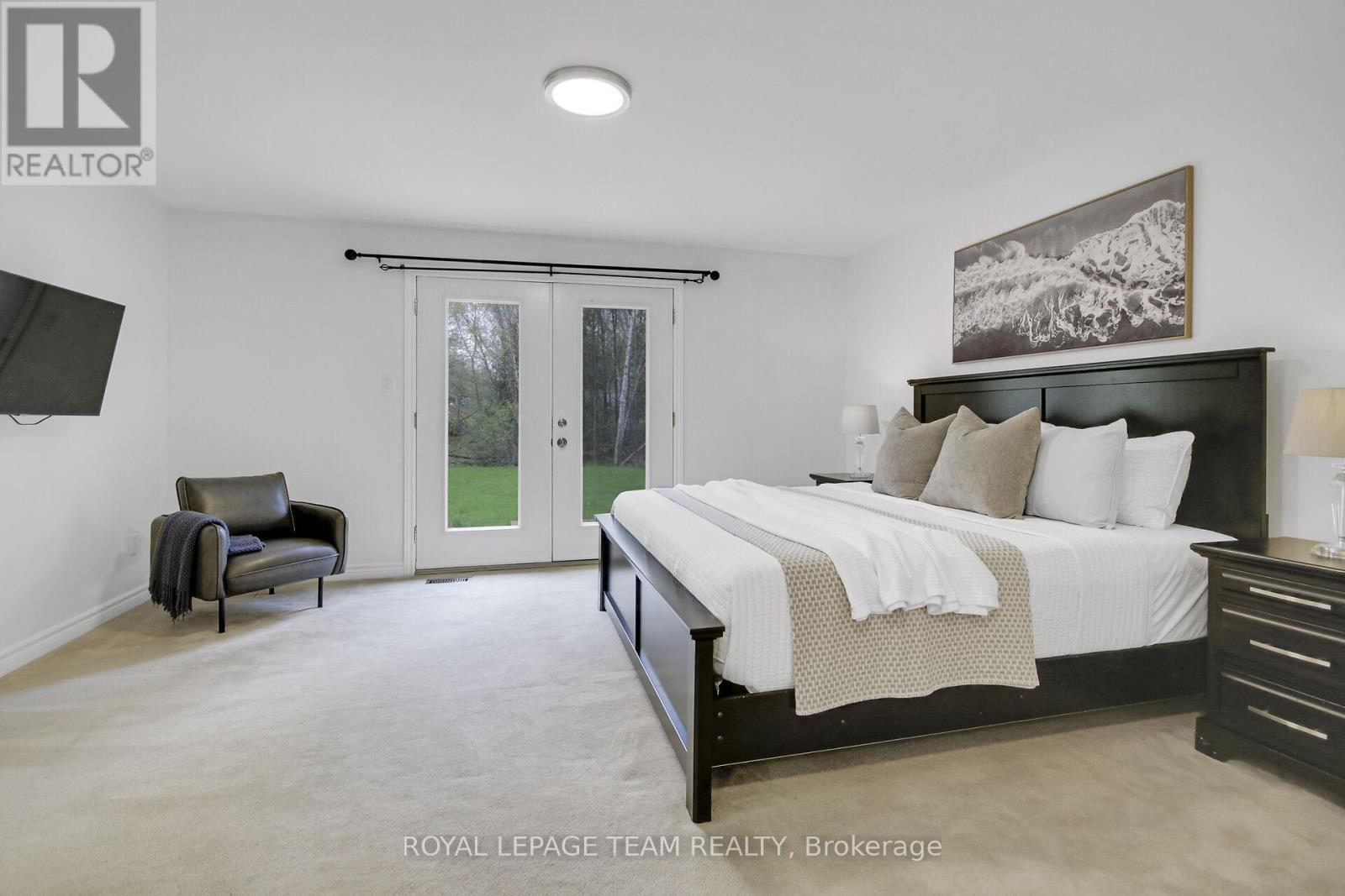 5719 Stuewe Drive, Ottawa, ON - Indoor Photo Showing Bedroom