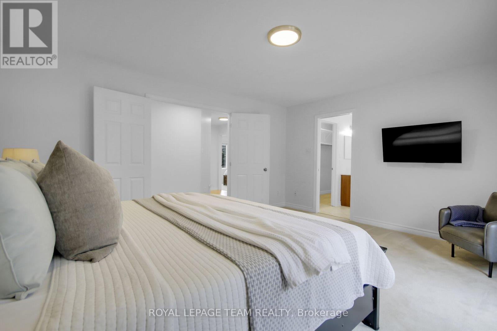 5719 Stuewe Drive, Ottawa, ON - Indoor Photo Showing Bedroom