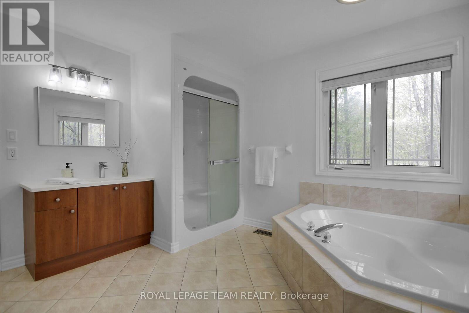 5719 Stuewe Drive, Ottawa, ON - Indoor Photo Showing Bathroom
