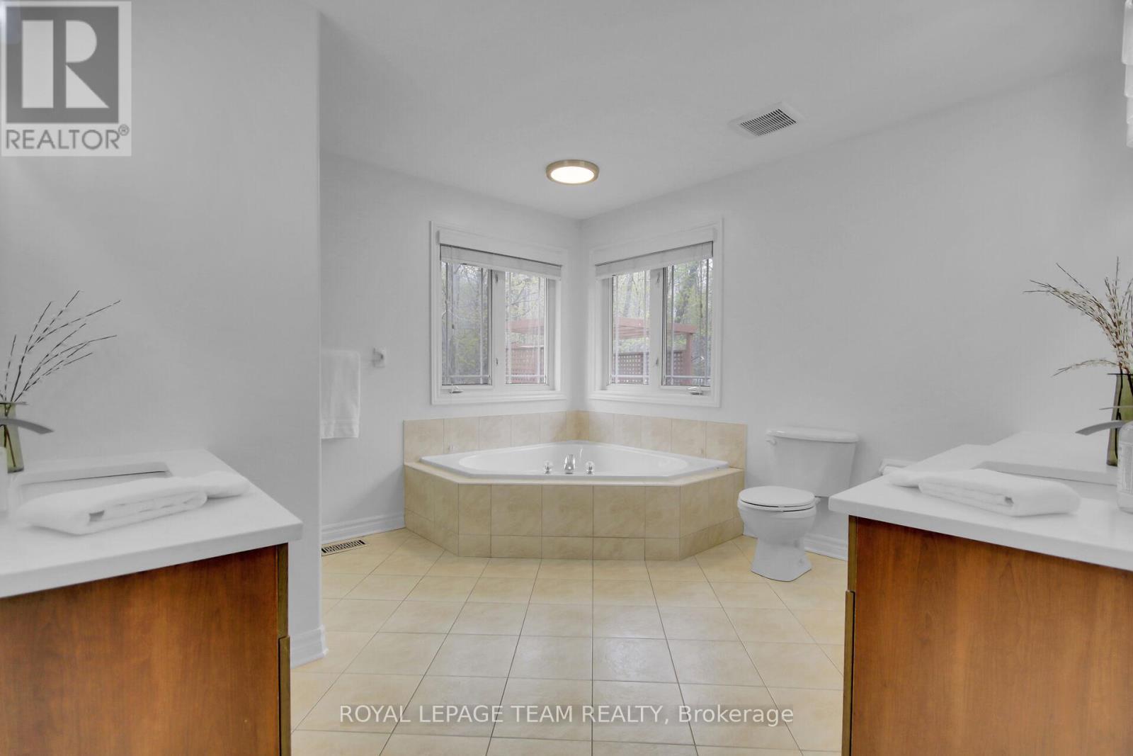 5719 Stuewe Drive, Ottawa, ON - Indoor Photo Showing Bathroom