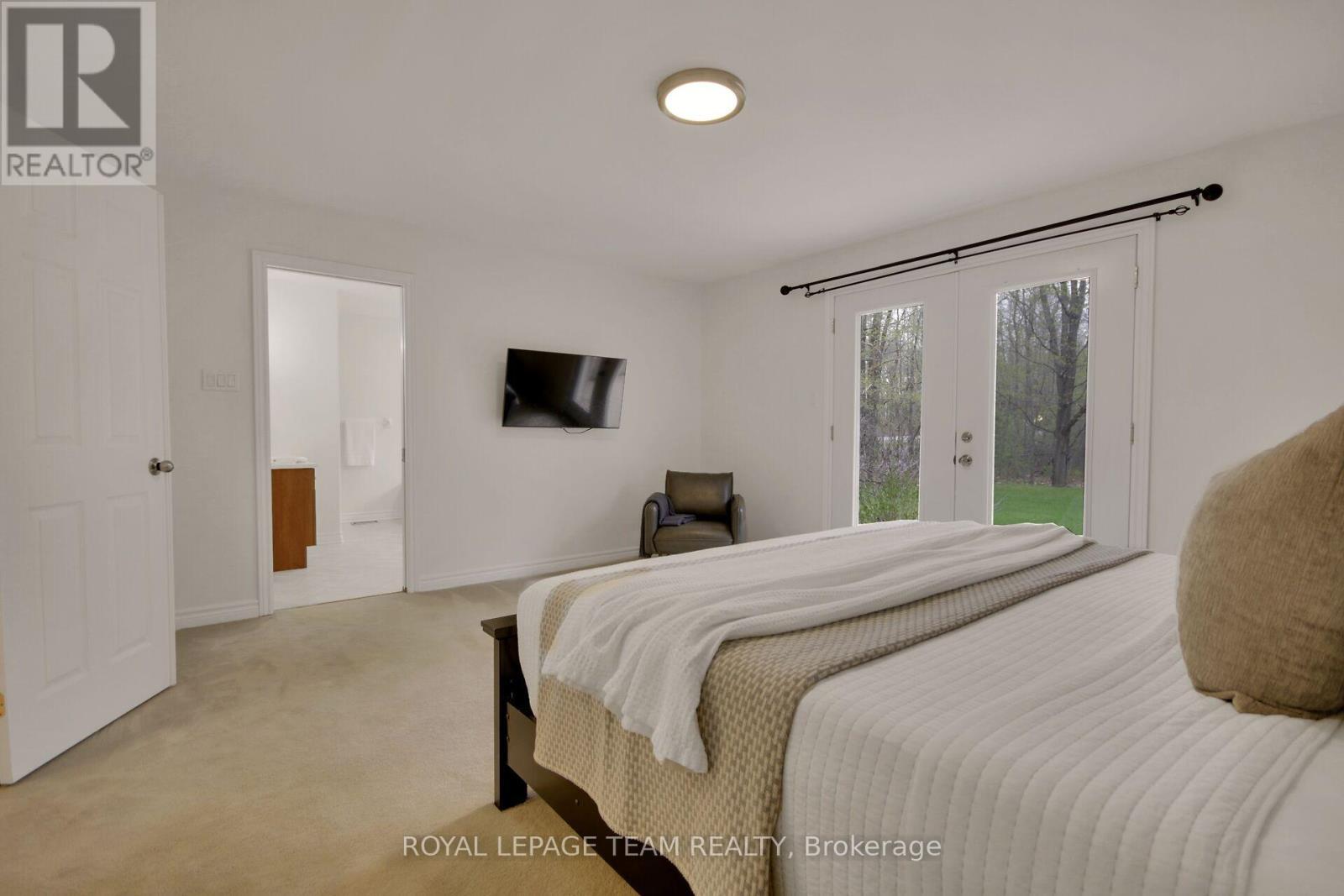 5719 Stuewe Drive, Ottawa, ON - Indoor Photo Showing Bedroom