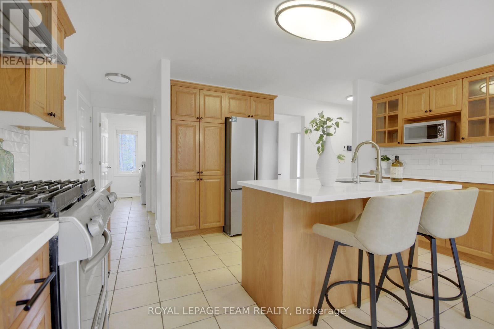 5719 Stuewe Drive, Ottawa, ON - Indoor Photo Showing Kitchen
