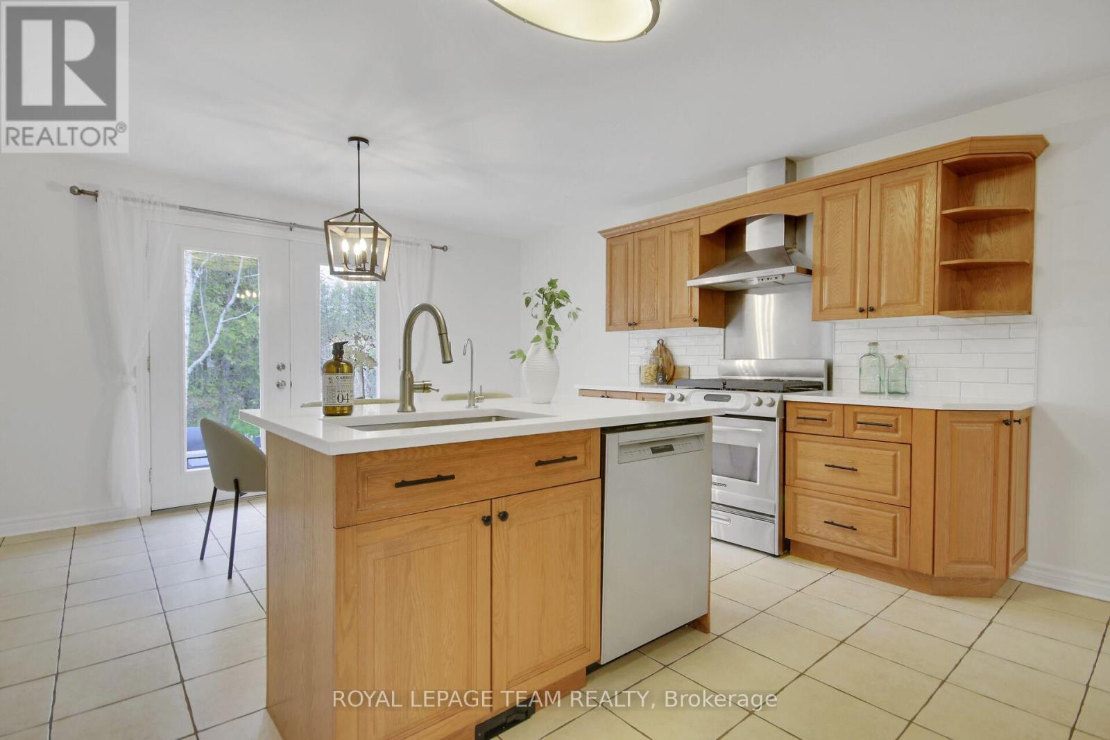 5719 Stuewe Drive, Ottawa, ON - Indoor Photo Showing Kitchen