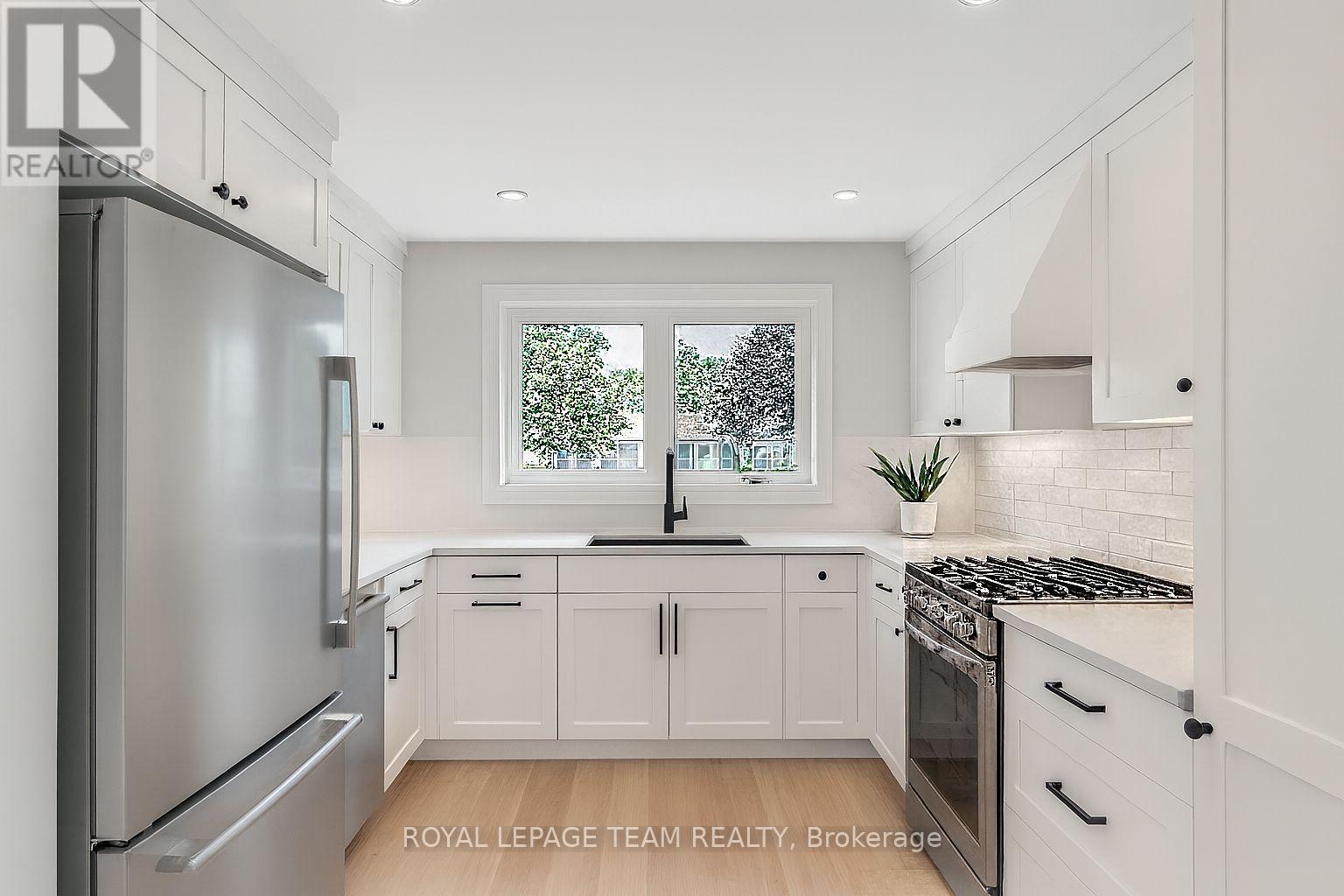 1119 Firefly Lane, Ottawa, ON - Indoor Photo Showing Kitchen With Upgraded Kitchen