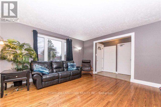 727 Hewson Drive, Pickering, ON - Indoor Photo Showing Living Room
