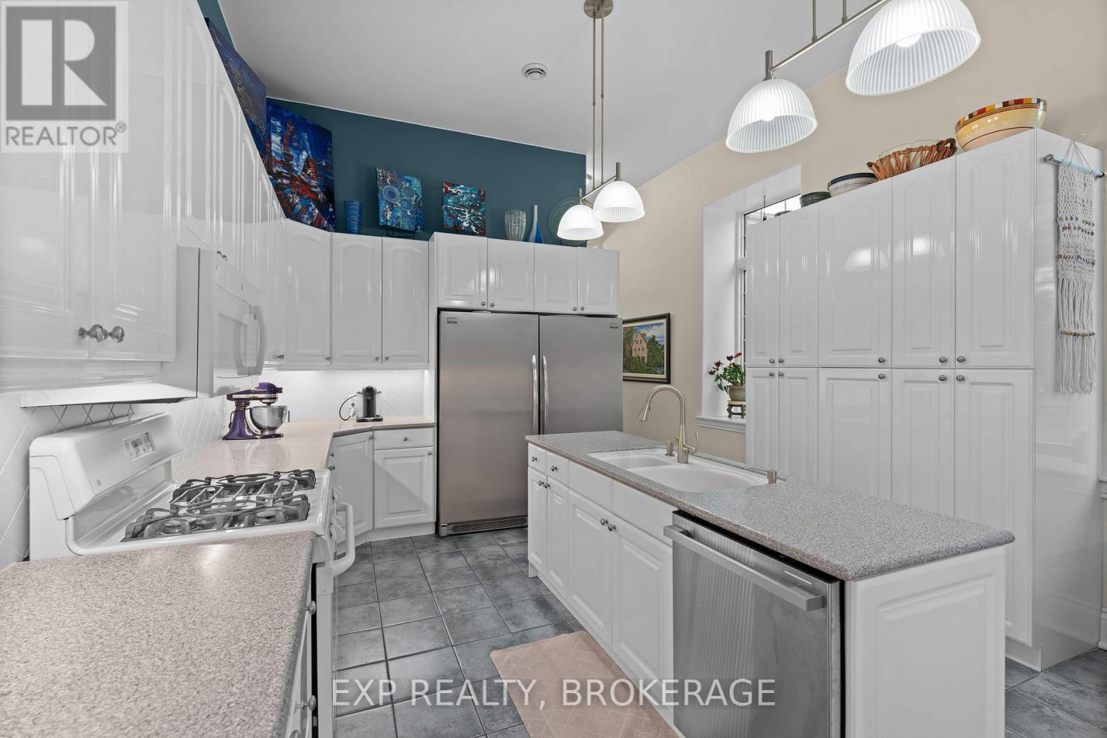 11 Cross Street, Loyalist (Odessa), ON - Indoor Photo Showing Kitchen