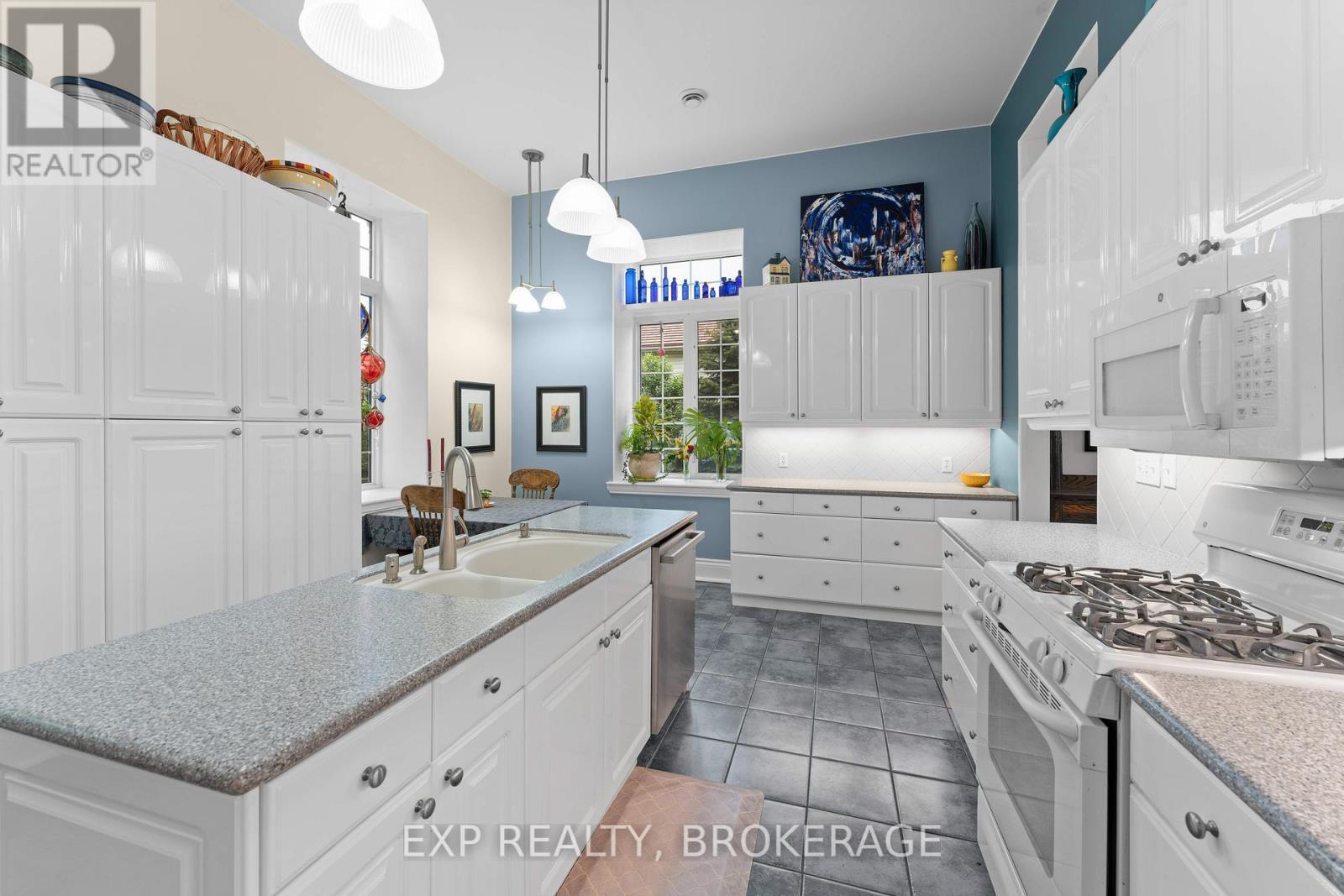 11 Cross Street, Loyalist (Odessa), ON - Indoor Photo Showing Kitchen