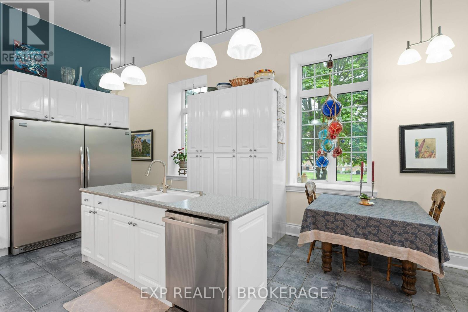 11 Cross Street, Loyalist (Odessa), ON - Indoor Photo Showing Kitchen