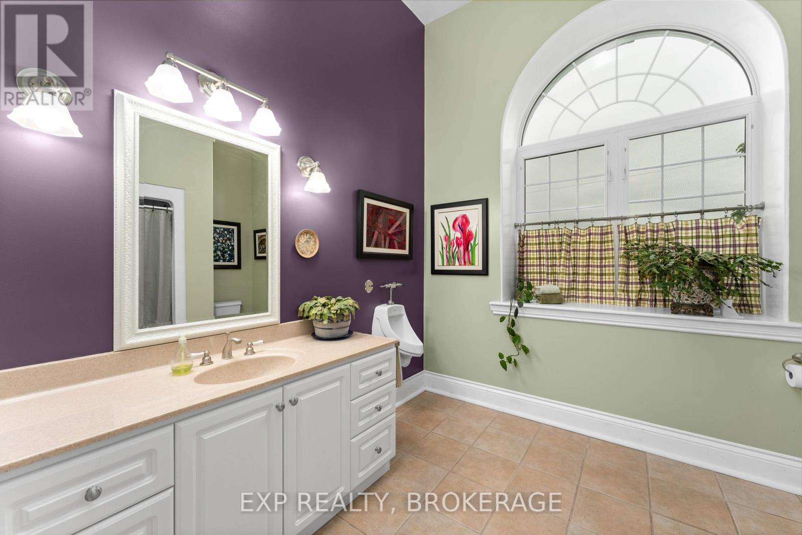 11 Cross Street, Loyalist (Odessa), ON - Indoor Photo Showing Bathroom