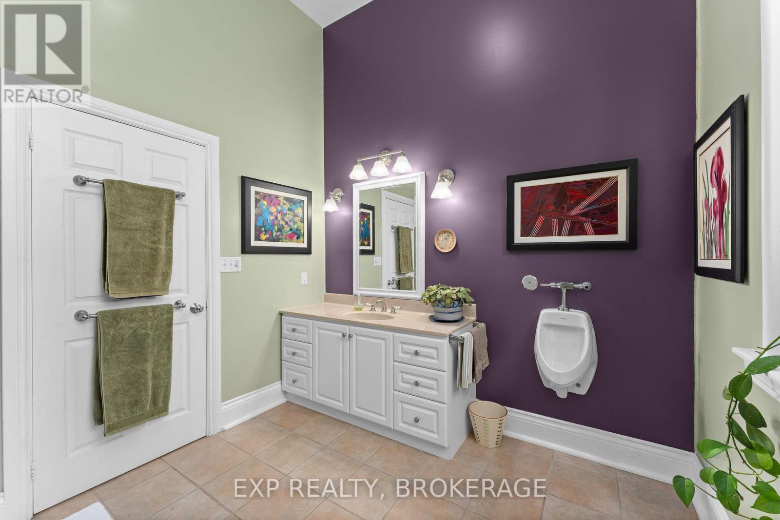 11 Cross Street, Loyalist (Odessa), ON - Indoor Photo Showing Bathroom