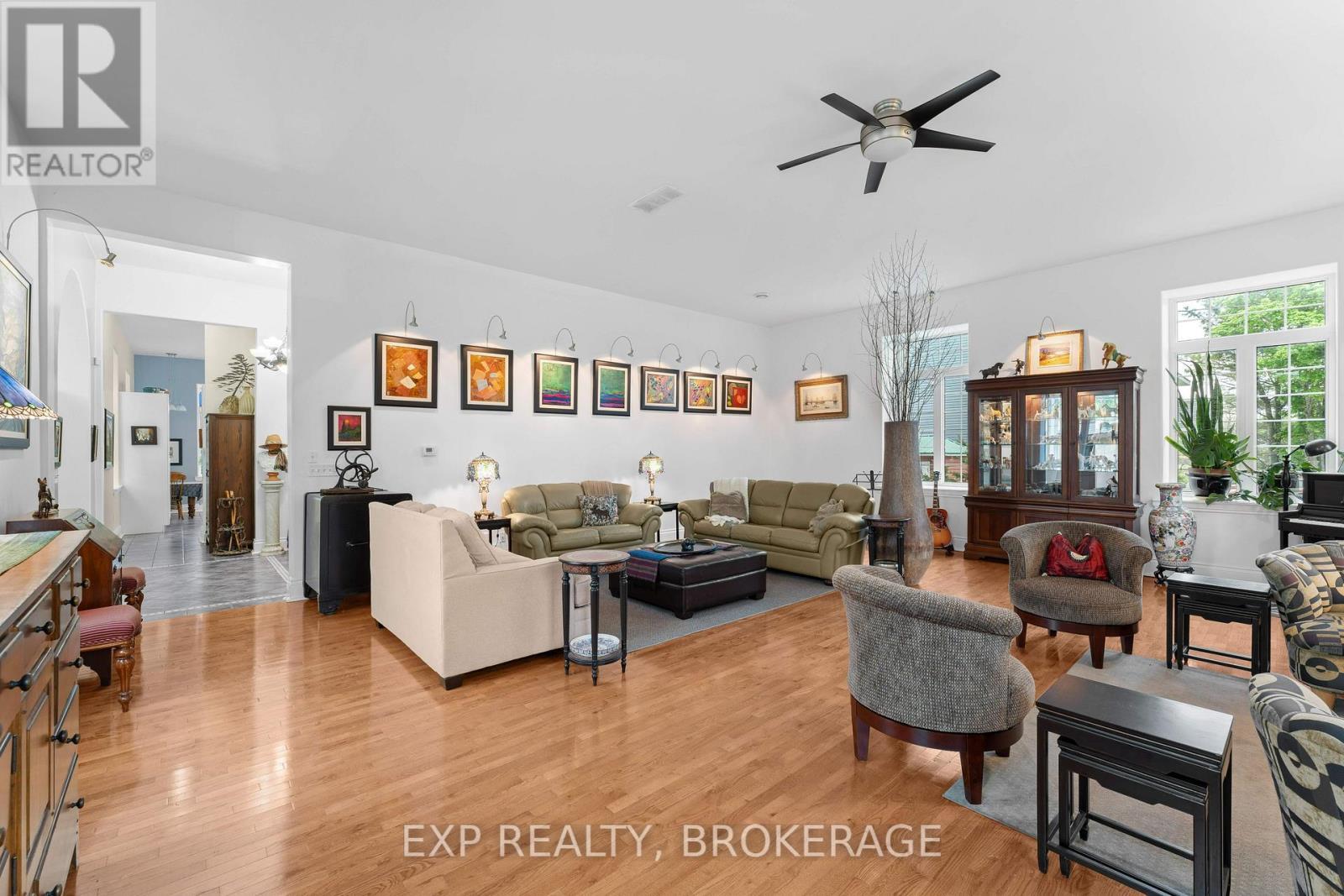 11 Cross Street, Loyalist (Odessa), ON - Indoor Photo Showing Living Room