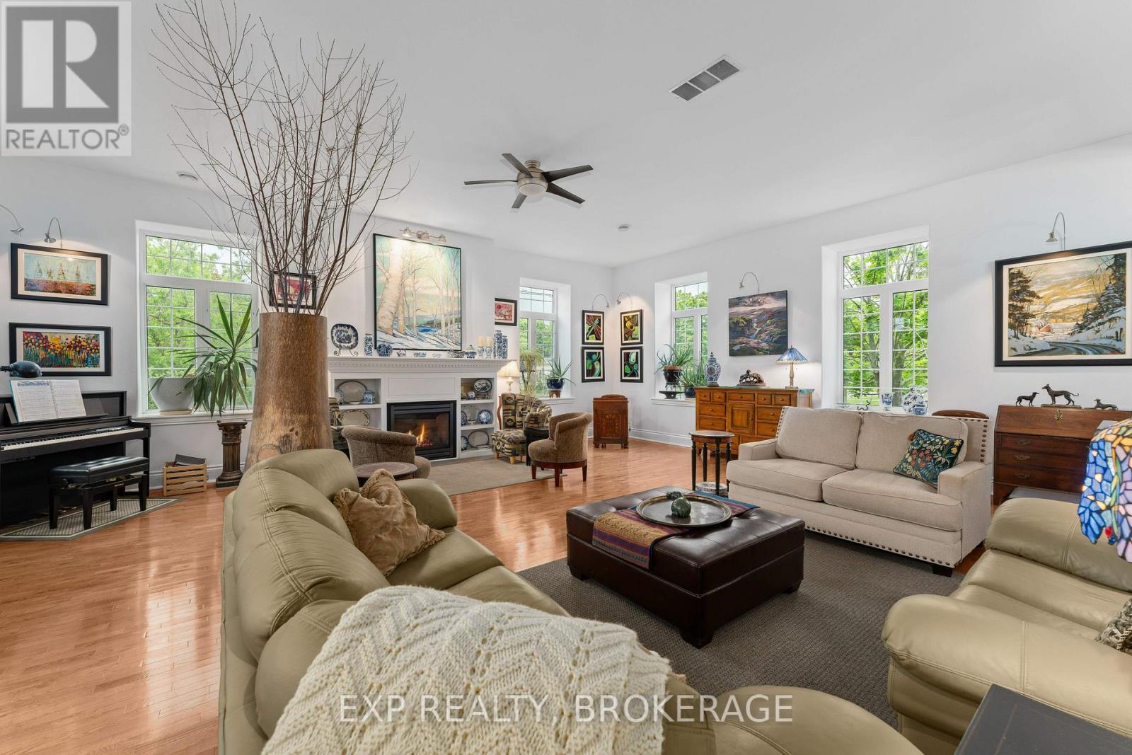 11 Cross Street, Loyalist (Odessa), ON - Indoor Photo Showing Living Room