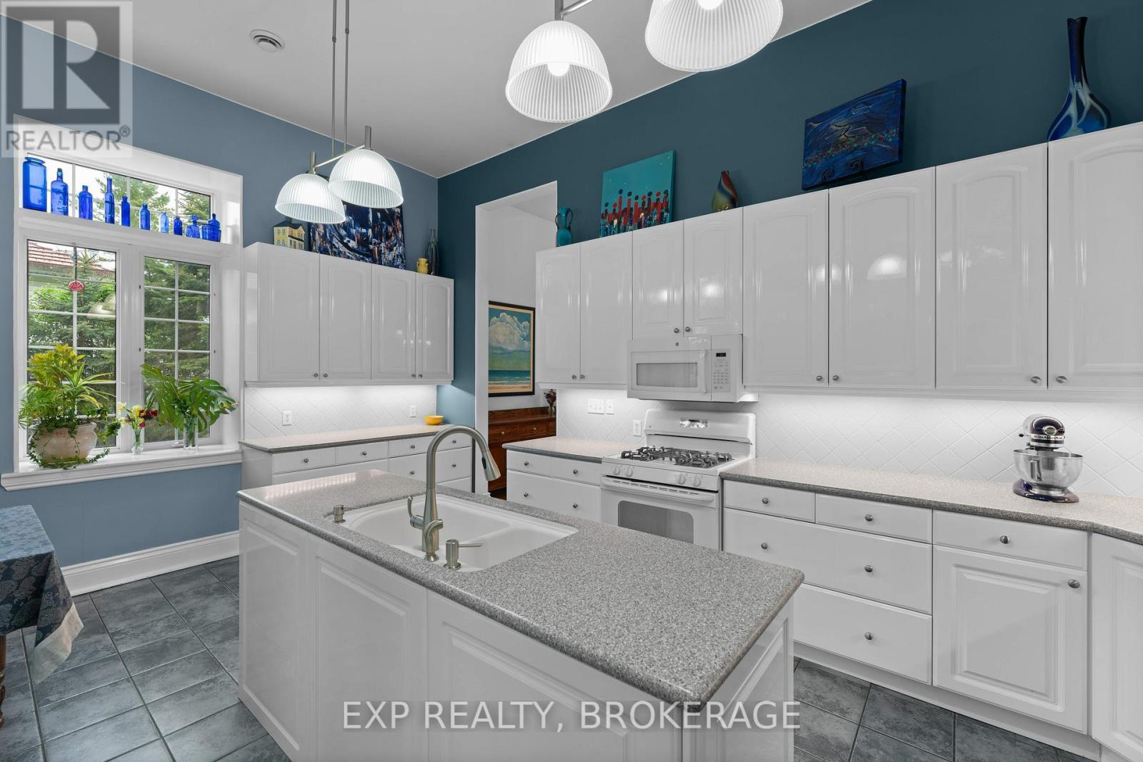 11 Cross Street, Loyalist (Odessa), ON - Indoor Photo Showing Kitchen