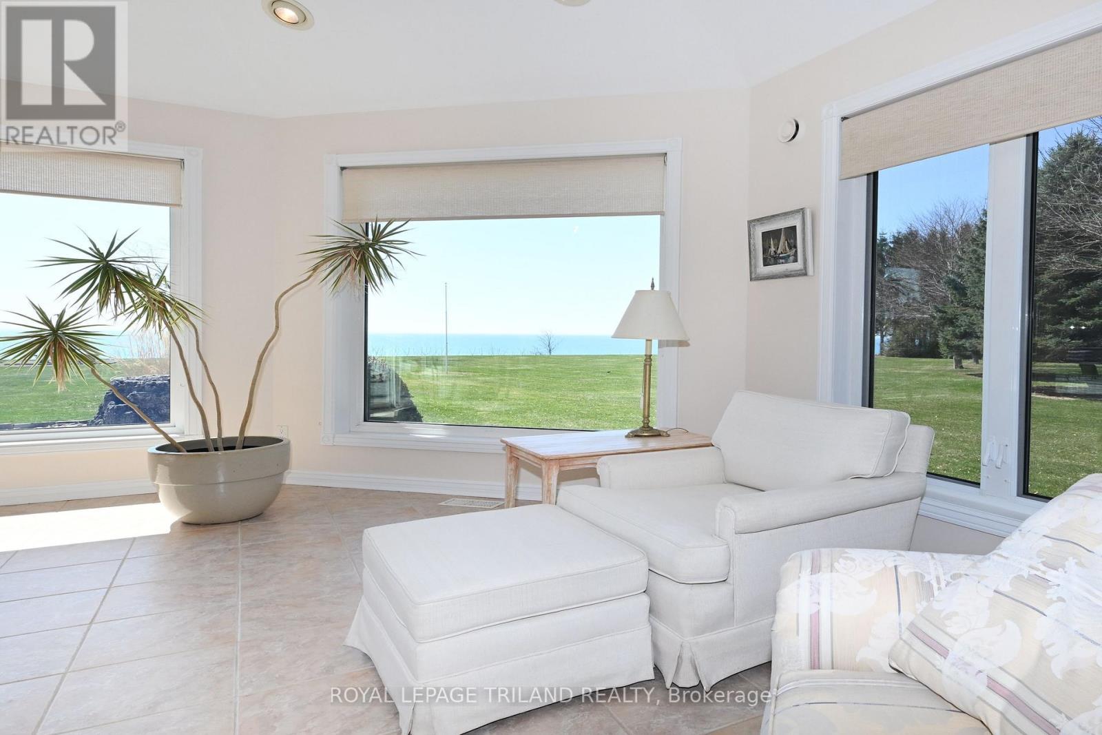 7154 Talbot Trail, Chatham-Kent (Blenheim), ON - Indoor Photo Showing Living Room