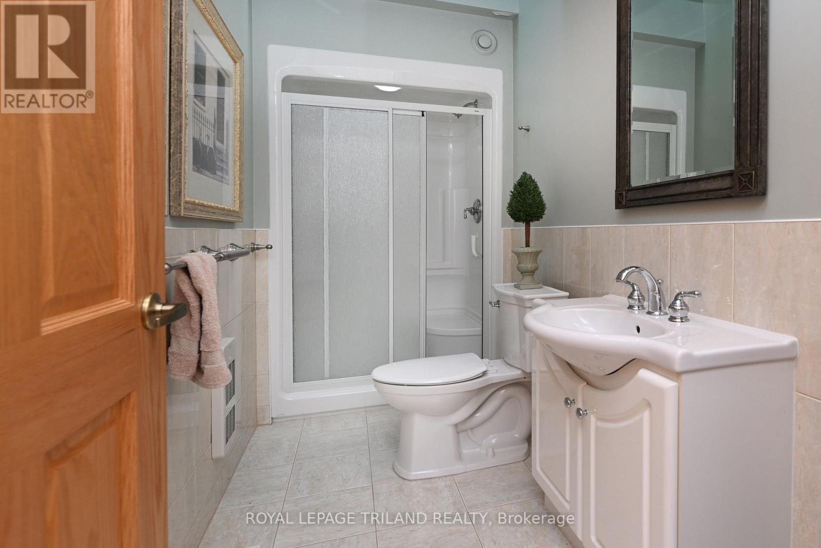 7154 Talbot Trail, Chatham-Kent (Blenheim), ON - Indoor Photo Showing Bathroom