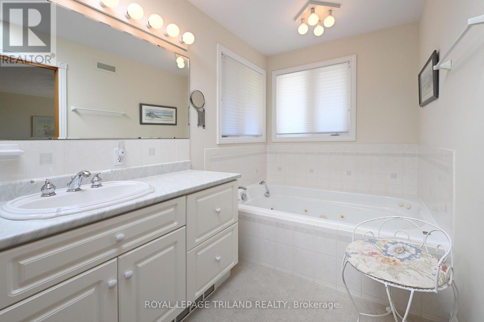 7154 Talbot Trail, Chatham-Kent (Blenheim), ON - Indoor Photo Showing Bathroom