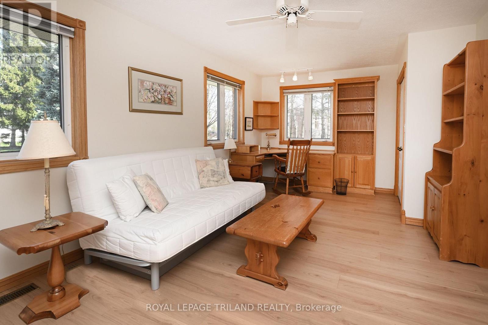 7154 Talbot Trail, Chatham-Kent (Blenheim), ON - Indoor Photo Showing Living Room