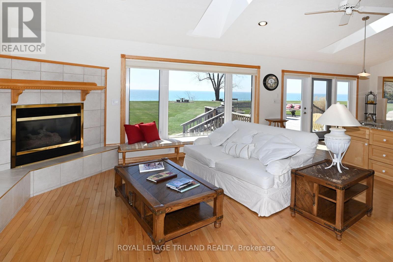 7154 Talbot Trail, Chatham-Kent (Blenheim), ON - Indoor Photo Showing Living Room With Fireplace
