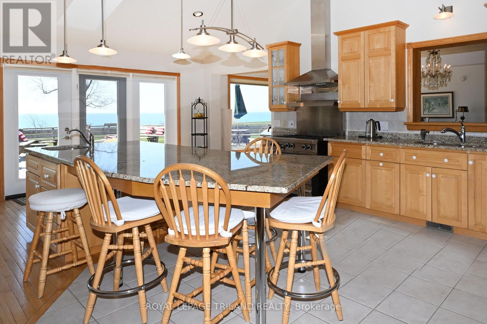 7154 Talbot Trail, Chatham-Kent (Blenheim), ON - Indoor Photo Showing Dining Room