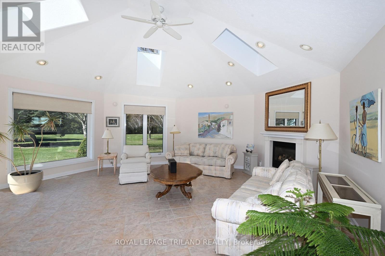 7154 Talbot Trail, Chatham-Kent (Blenheim), ON - Indoor Photo Showing Living Room