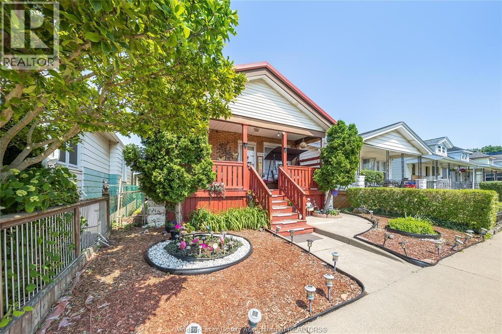 1054 Oak Street, Windsor, ON - Outdoor