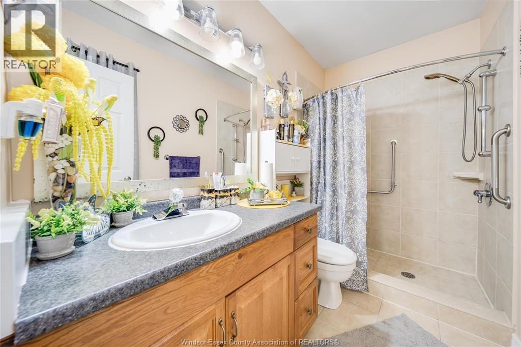 1054 Oak Street, Windsor, ON - Indoor Photo Showing Bathroom